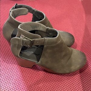 Pierre Dumas Women's Brown Ankle Boots size 9